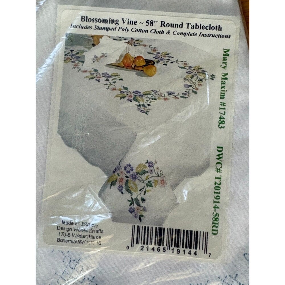 NEW Mary Maxim 17483 Blossoming Vine 58" Round Stamped Tablecloth Kit